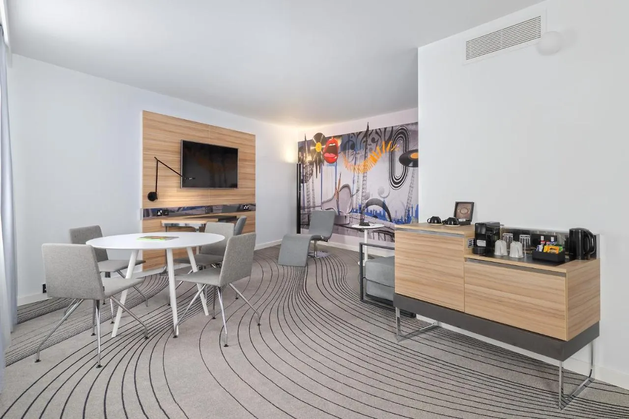 Novotel London Excel 4*,