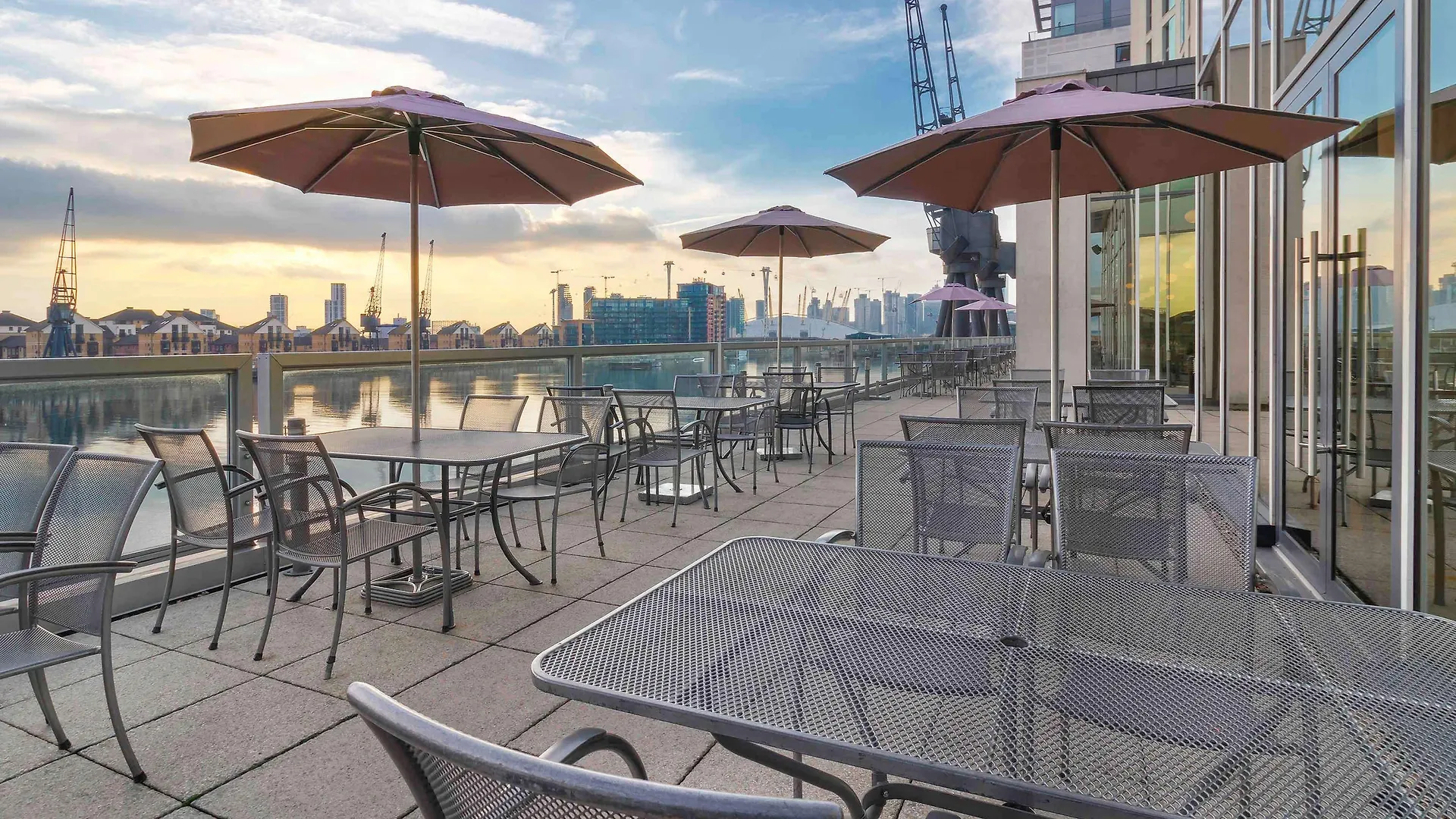 Novotel London Excel 4*,