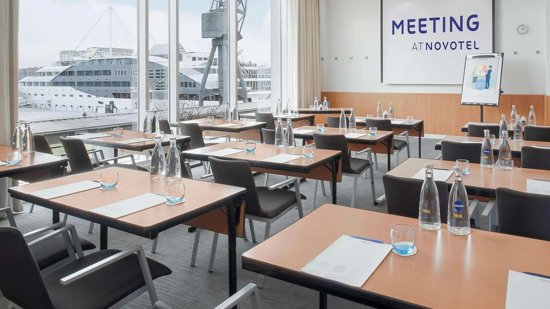 Novotel London Excel 4*,