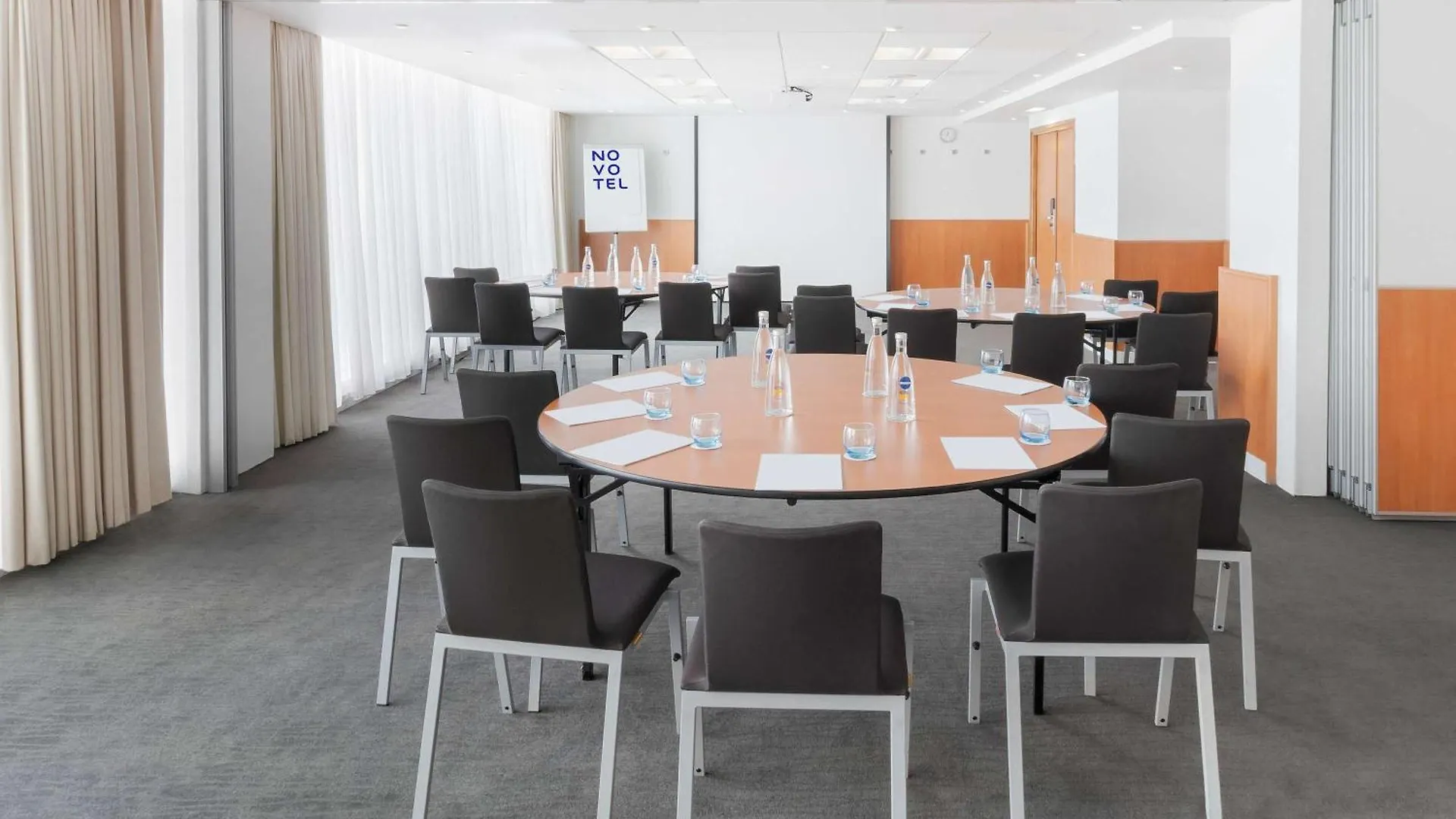 Novotel London Excel 4*,